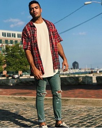 Justin Glaze height is 5 feet 10 inches