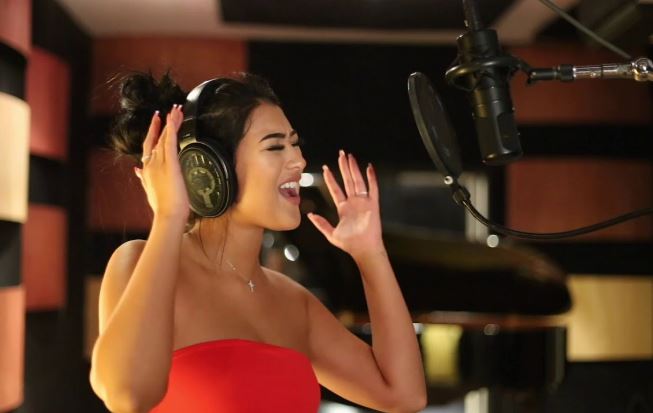 Karlee Steel is also a talented singer