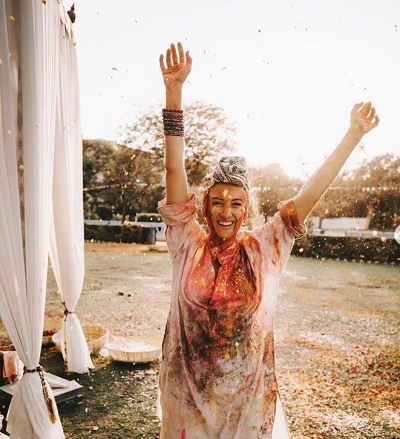 Lauren Bullen played Indian festival holi in Jaipur, Rajasthan, India