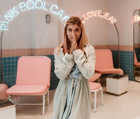 Lauren Bullen used to work as Dental Assistant before started blogging