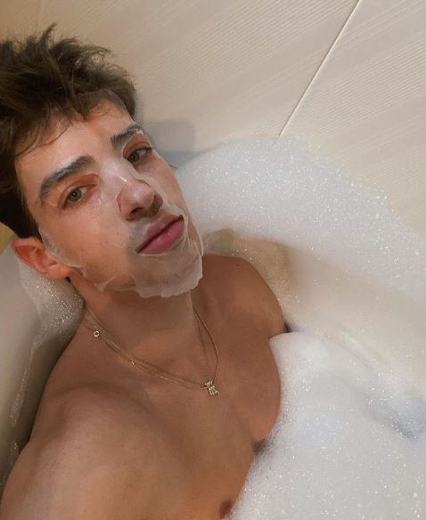 Manu Rios uses face masks
