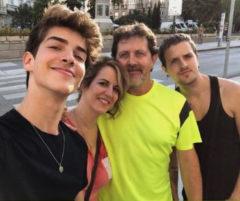 Manu Rios with his family