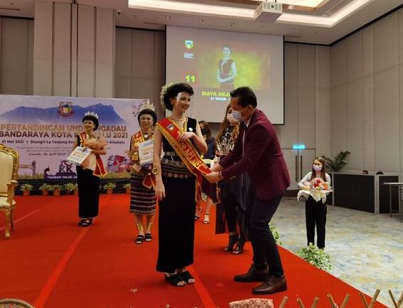 Maya Hejnowska recieving the Unduk Ngadau beauty pageant