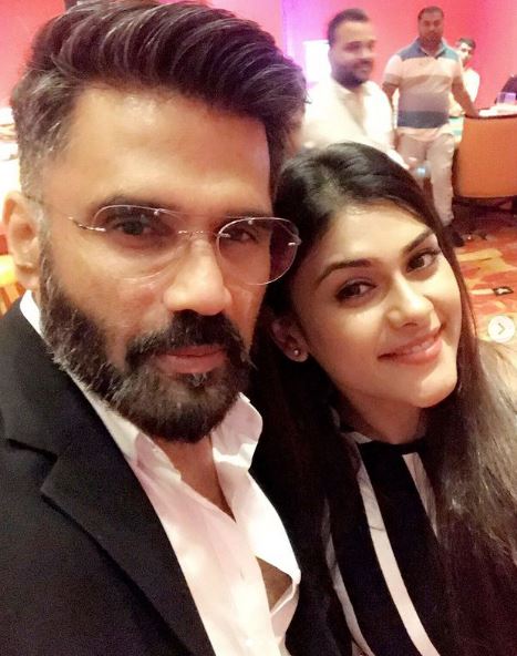 Naira Shah with Sunil Shetty