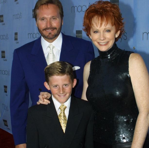 Narvel Blackstock's old picture with Reba McEntire and his son