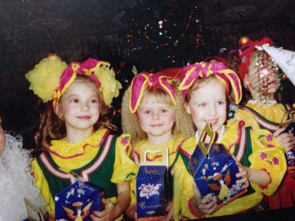 Old image of Anastasia Cebulska with her friends