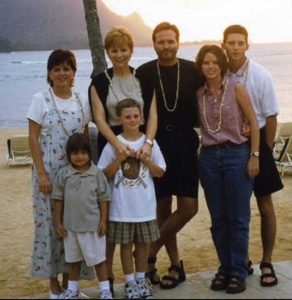 Old pictutre of Narvel Blackstock and Reba McEntire with their kids