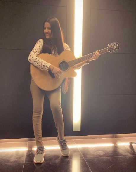 Pori Moni playing Guitar