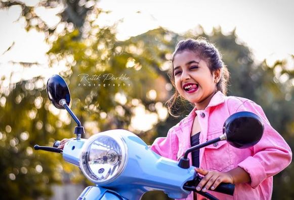 Rashi Shinde loves to ride scooty