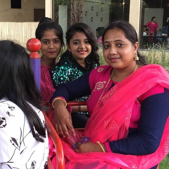 Rashi Shinde with her family