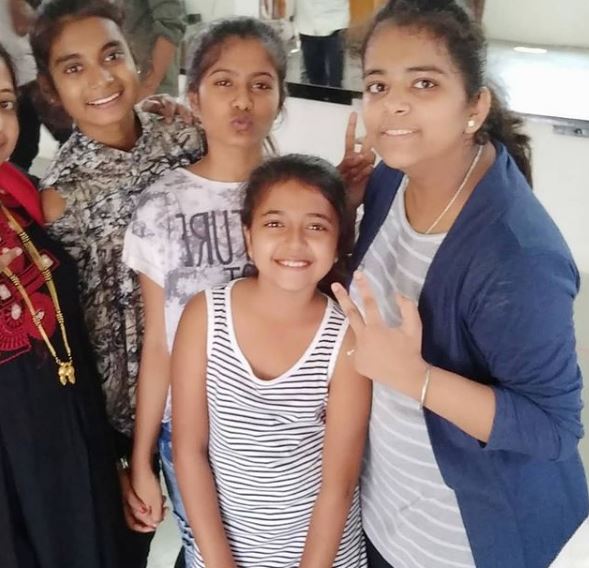 Rashi Shinde with her friends