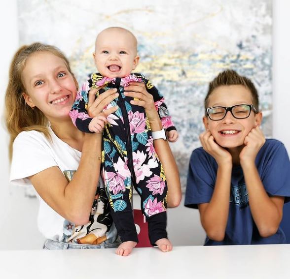 Ronald Kurzawa with his sisters Karina Calor Kurzawa and Aria Kurzawa