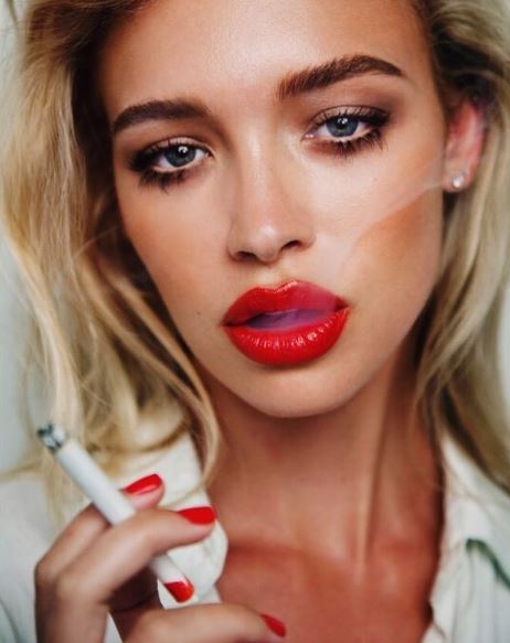 Roxy Horner loves smoking