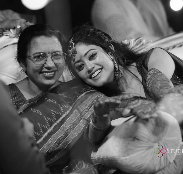 Sachet Tandon's mother and wife