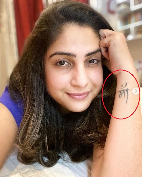 Sakshi Joshi showing her tattoo
