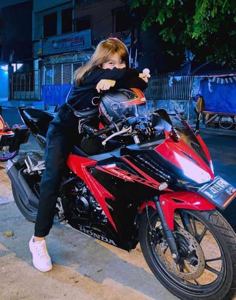 Sarah Viloid likes bikes