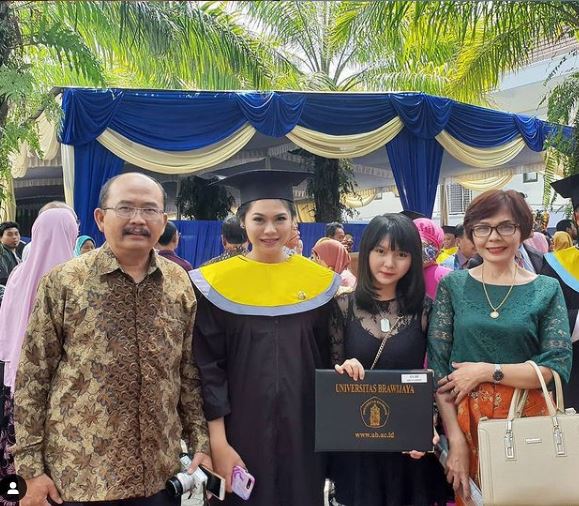 Sarah Viloid with her family