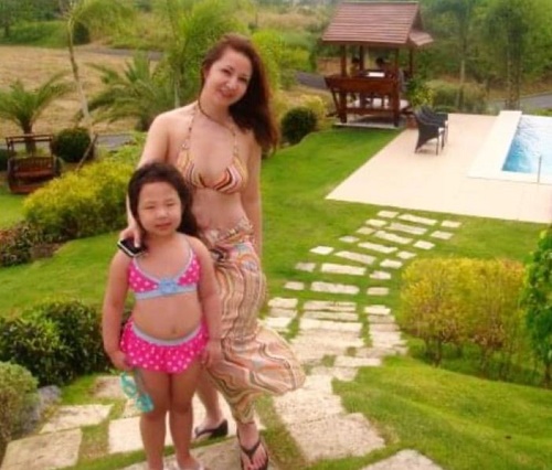 Small Laude old picture with her daughter Allison Laude