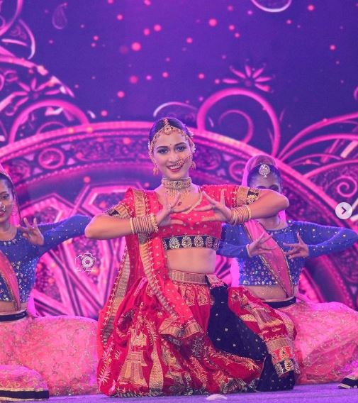 Aayushi Bhave appeared at Chala Jallosh Hou Dya