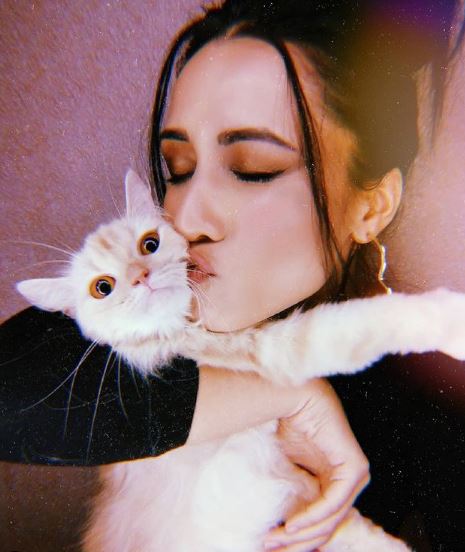 Aayushi Bhave with her cat Casper