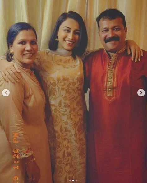 Aayushi Bhave with her father Jitendra Bhave and mother Nisha Bhave
