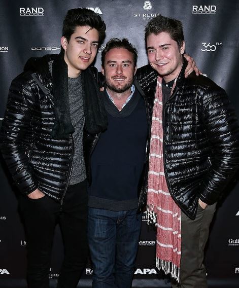 Adam Faze with his frends