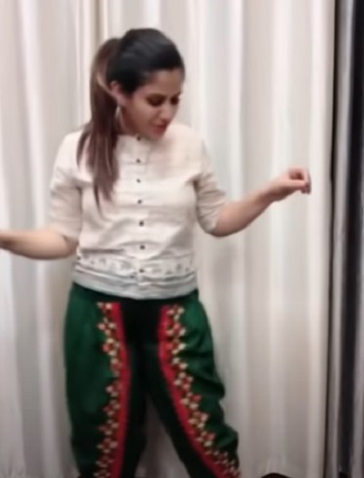 Alya Manasa showing off her dance moves