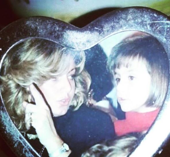 An old photo of Martina Maccari with her mom