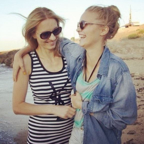 An old photo of Yuliia Sobol with her mother