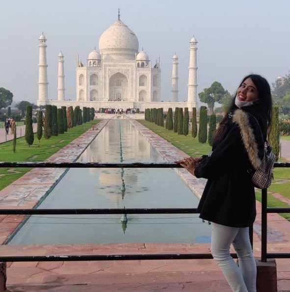 Anjum Khan at Taj Mahal