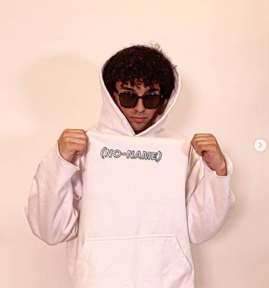 Ari Aguirre commercializes no name clothing brand
