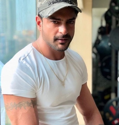 Ashish Kapoor is a graduate of Delhi University