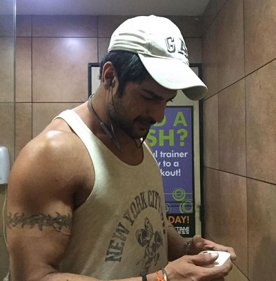Ashish Kapoor used to work as Interior Designer in a private company