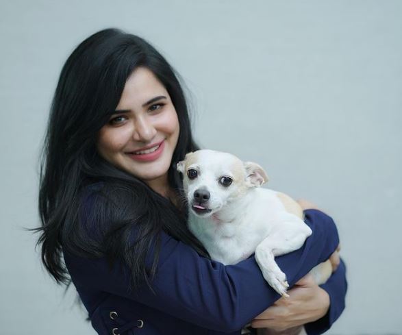 Ashu Reddy plays with her dog