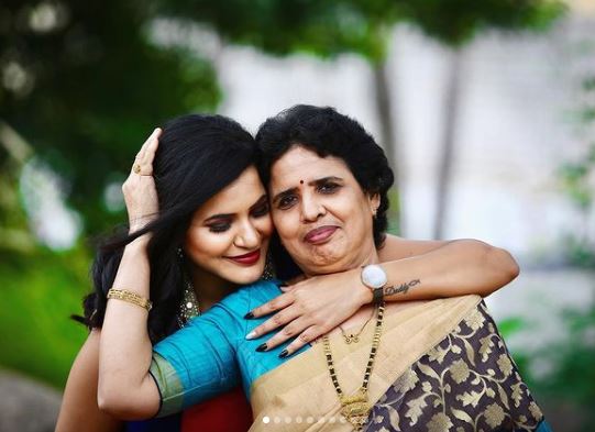 Ashu Reddy with her mother