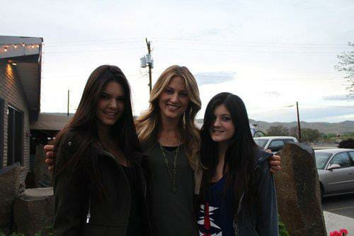 Cassandra Marino posing with young Kendall Jenner (left) and Kylie Jenner (right)