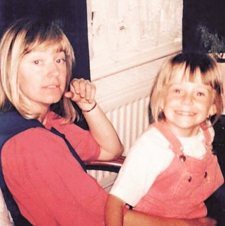 Chelsea Ferguson childhood picture with her mother