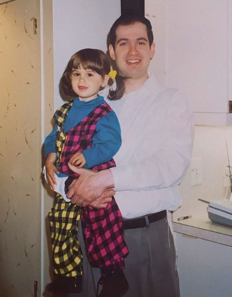 Childhood photo of Batsheva Haart with her dad Yosef Hendler