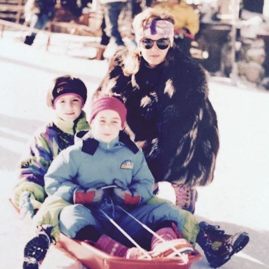 Childhood photo of Martina Maccari with her mom Marina Calabrese and brother Federico
