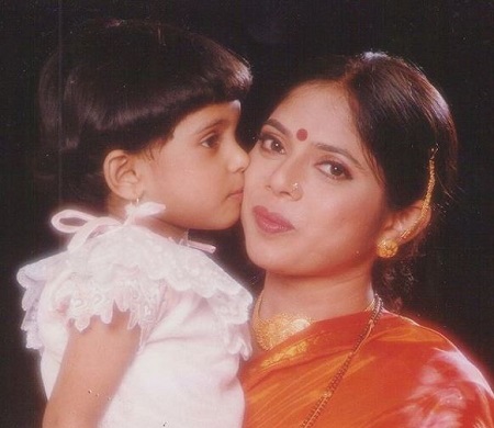 Childhood photo of Vaidehi Dongre with her mother Manisha Dongre