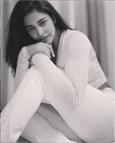 Daksha Nagarkar giving us the 90s look