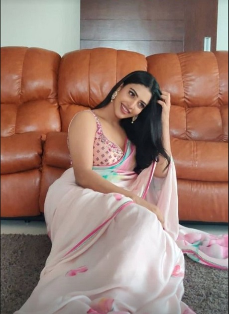 Daksha Nagarkar slaying in pink sari