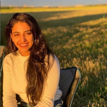 Daksha Nagarkar spreading positivity with her cute smile