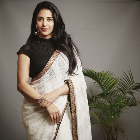 Daksha Nagarkar wearing ethnic