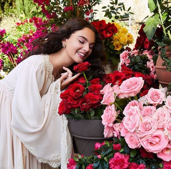 Deva Cassel love flowers