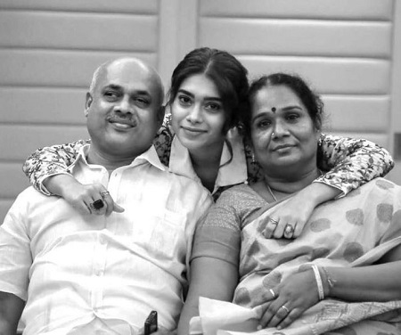 Dushara Vijayan father and mother