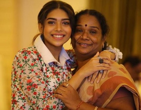 Dushara Vijayan mother