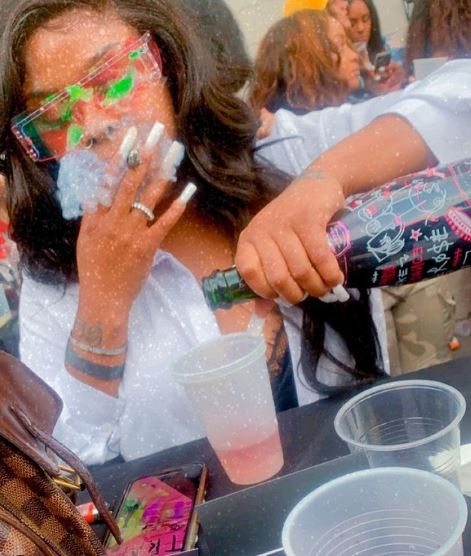 Elite Noel is addicted to smoke