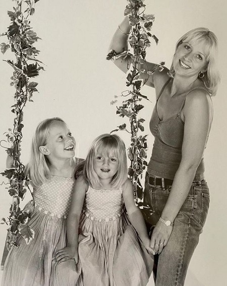 Elle Darby childhood picture with her mom and sister Lucy Jessica Carter