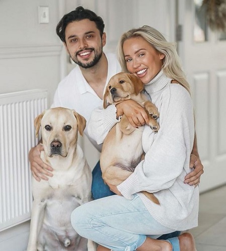 Elle Darby has two pet dogs named Herbie and Hector